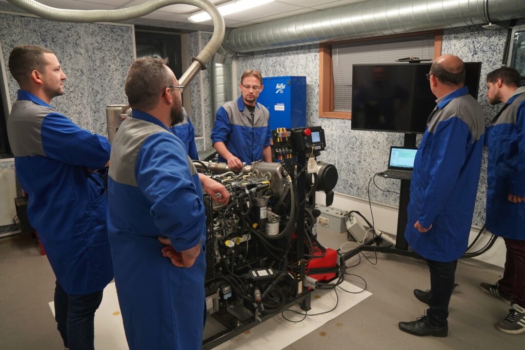 Formation en salle de démo moteur